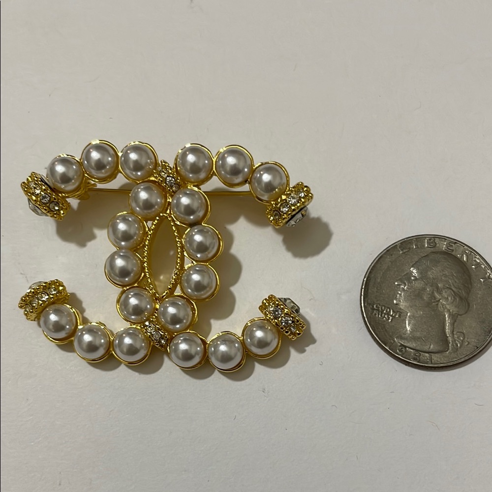 Elegant Gold and Pearl Brooch